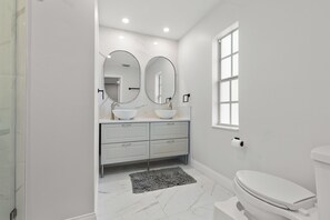 Bathroom - Amazing home near Coffee Pot Blvd (St. Petersburg)