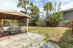 Outdoor dining - Amazing home near Coffee Pot Blvd (St. Petersburg)