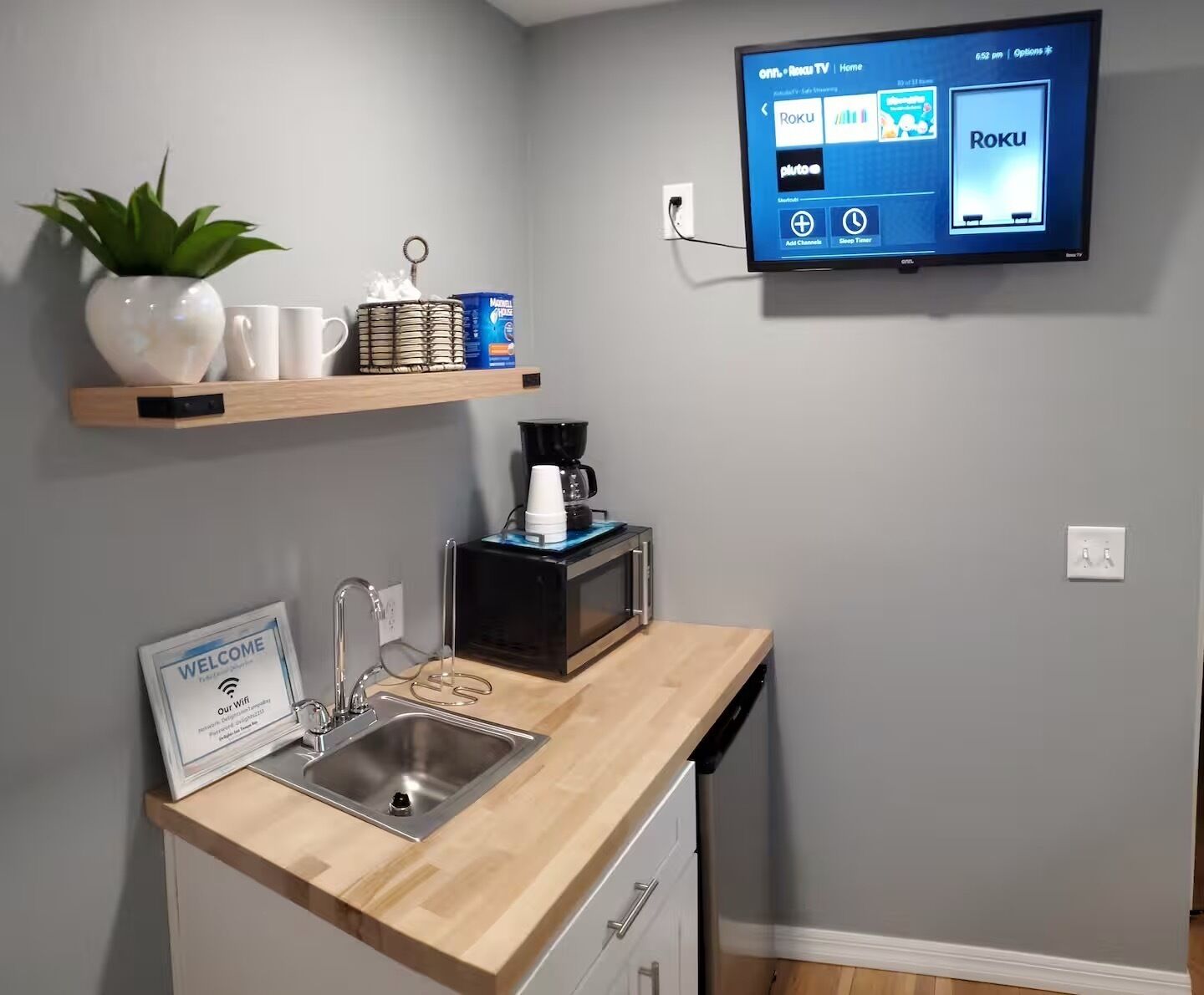 Cafetera y tetera, refrigerador, microondas y periquera 