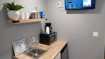 Cafetera y tetera, refrigerador, microondas y periquera