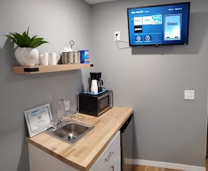 A modern kitchen with a built-in microwave, coffee maker, and a sign indicating WiFi availability. - Enjoyable studio with AC in charming Lutz 20 miles from Airport (Lutz)