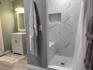 Shower, hair dryer, towels, soap - Enjoyable 1-bedroom studio with AC in charming Lutz 25 miles from TIA (Lutz)