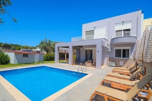 A modern two-story house with a swimming pool, outdoor seating, and a balcony. - Villa Fountain (Pool, Garden, BBQ, Starlink, Wood House) (Afantou)