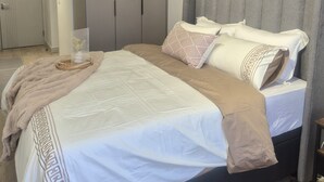 Ein Schlafzimmer mit Bett, Kleiderschrank und Nachttisch.