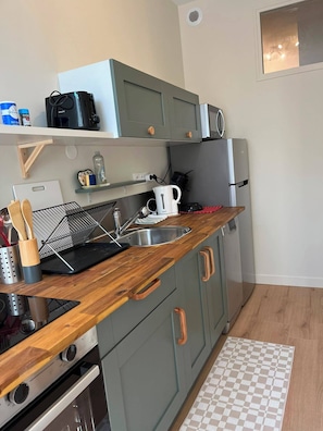 Coffee/tea maker, fridge, microwave, oven - Downtown: a quiet, bright, and upscale retreat (Poitiers)