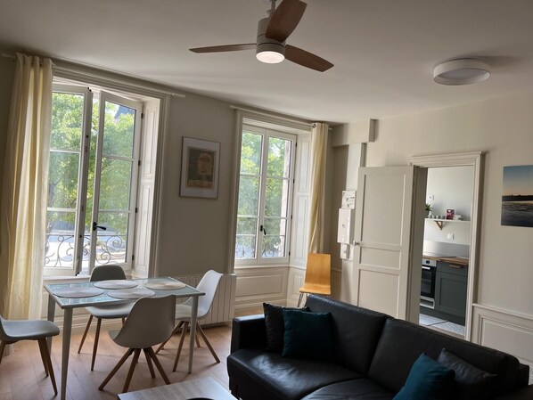 Smart TV, books - Vrbo Property (Poitiers)