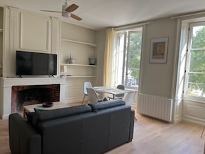 Smart TV, books - Downtown: a quiet, bright, and upscale retreat (Poitiers)
