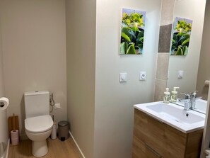 Shower, towels, soap, toilet paper - Vrbo Property (Poitiers)