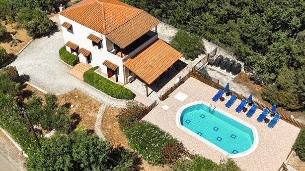 A two-story house with a swimming pool and sun loungers. - Villa Oleander- with Private pool & Near the beach (Chania)