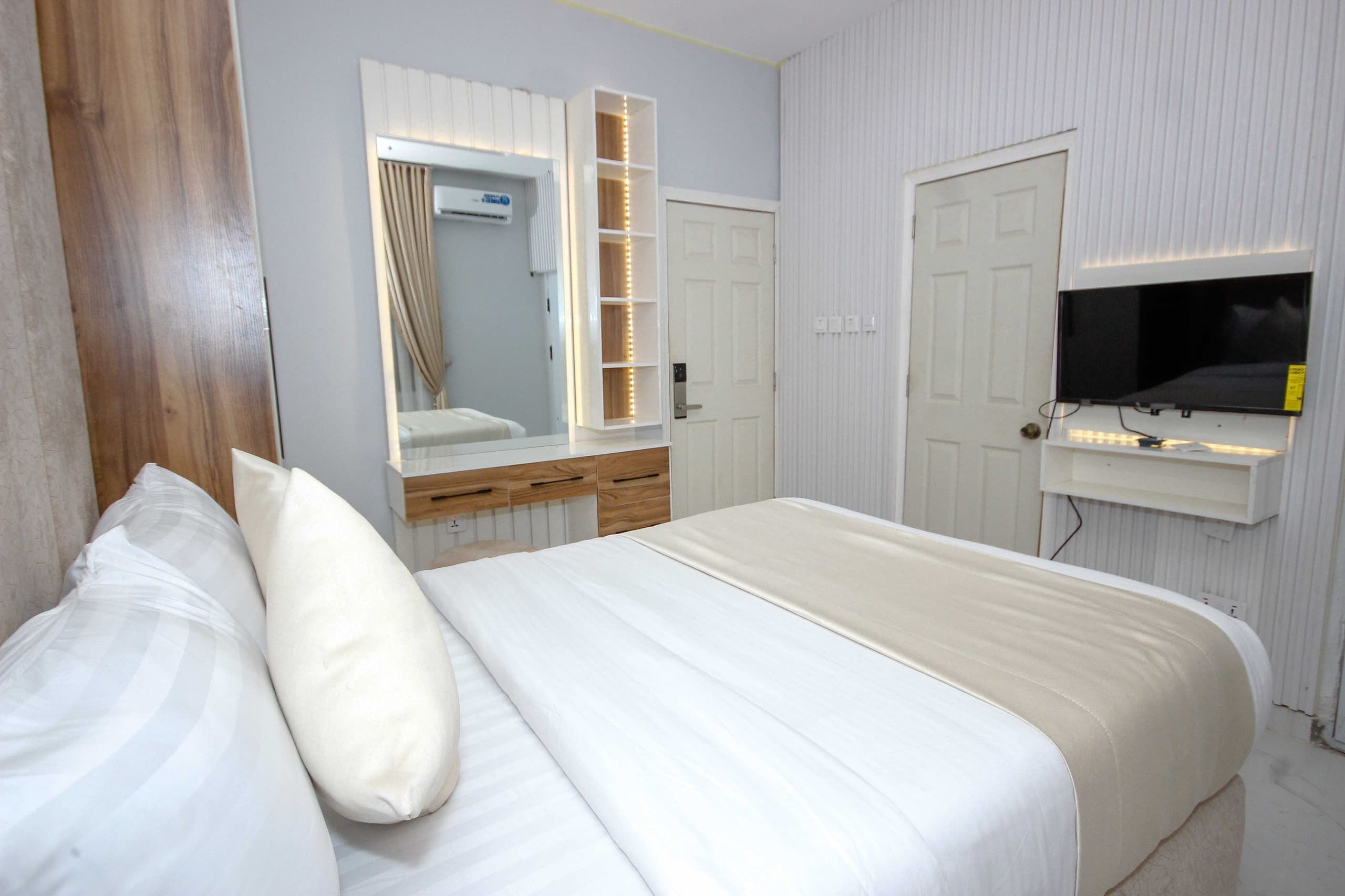 Deluxe Suite, Balcony, City View | WiFi (free)