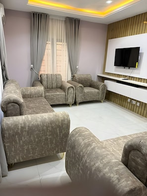 Suite ejecutiva, balcón, vista a la ciudad | Área de sala de estar