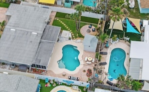 Pool - 5-bedroom beach house with pool - 2 blocks from beach, 1 hr from Disney (Satellite Beach)