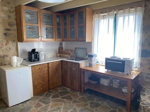 Private kitchen - Traditional Stone built Cottage at Monemvasia in a peaceful traditional village. (Monemvasia)