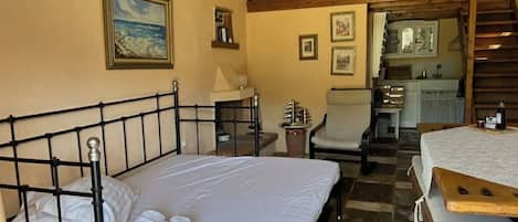 1 habitación, tabla de planchar con plancha, wifi y ropa de cama