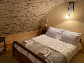 1 dormitori, planxa i posts de planxar, wifi i roba de llit 