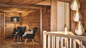 Un intérieur en bois comprenant un coin repas, une lampe et des luminaires suspendus.