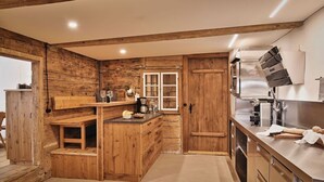 Une cuisine dotée de meubles en bois, d’un îlot central et d’appareils électroménagers en acier inoxydable.