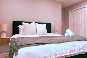 3 bedrooms, desk, iron/ironing board, free WiFi