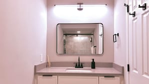 Hair dryer, bidet, towels, soap - Five Vistas: Comfy guest house, 1 room, 2 Dens, full kitchen & Games room (Snellville)