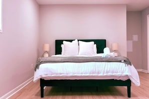 Desk, iron/ironing board, free WiFi, bed sheets - Five Vistas: Comfy guest house, 1 room, 2 Dens, full kitchen & Games room (Snellville)