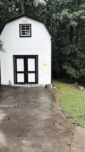 Exterior - Five Vistas: Comfy guest house, 1 room, 2 Dens, full kitchen & Games room (Snellville)