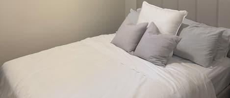 2 bedrooms, travel crib, WiFi (free), bed sheets