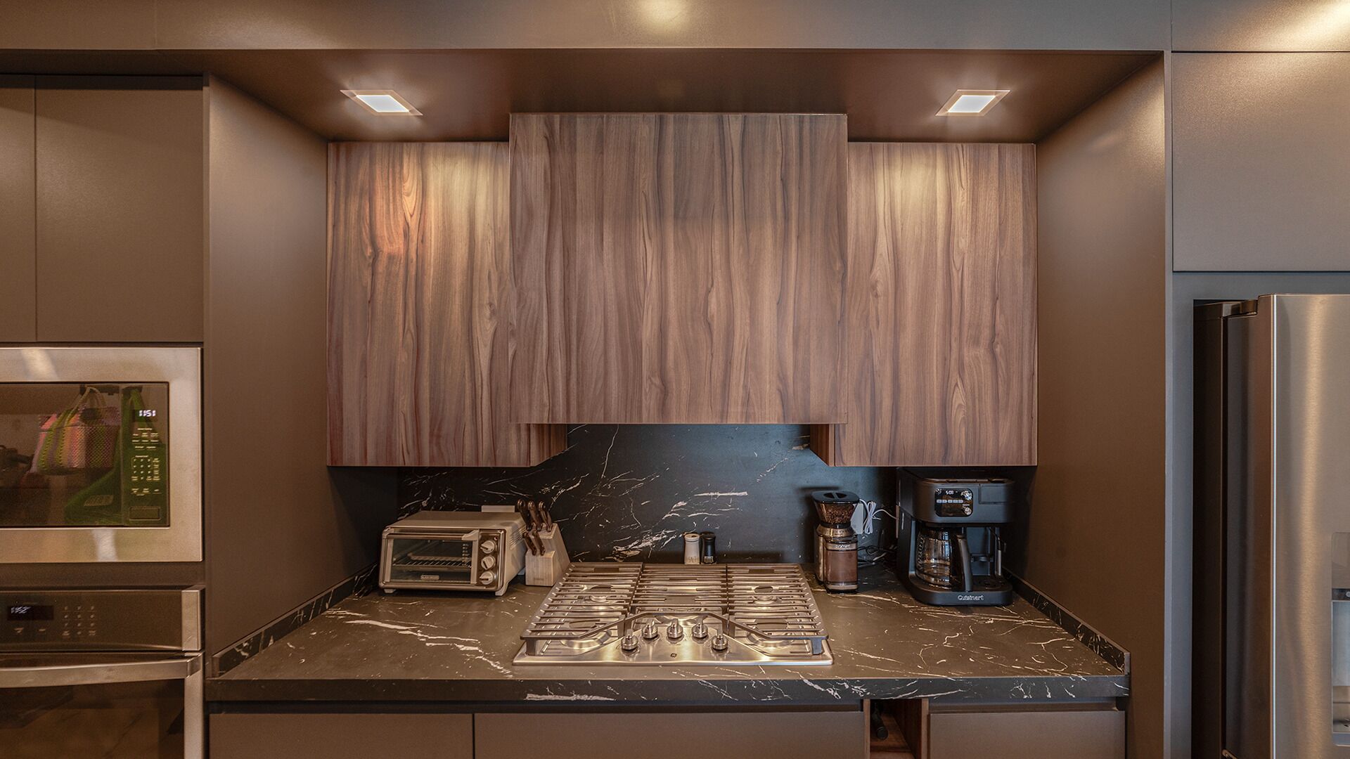 Coffee/tea maker, fridge, microwave, oven
