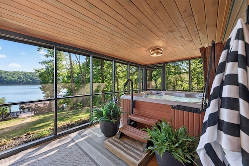Luxury,  Private Dock, hot tub, Claytor Lake Front.  VA tech, Radford University