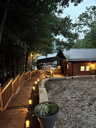 Luxury,  Private Dock, hot tub, Claytor Lake Front.  VA tech, Radford University