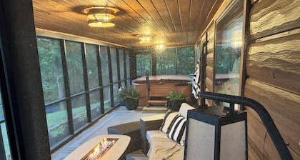 Luxury, Private Dock, hot tub, Claytor Lake Front. VA tech, Radford University