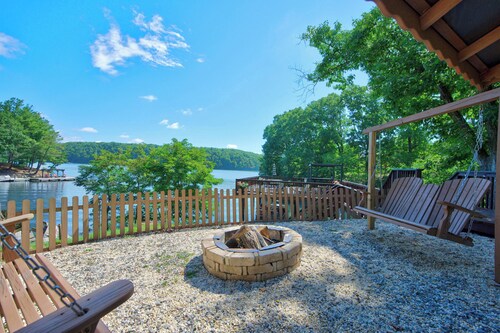 Luxury, Private Dock, hot tub, Claytor Lake Front. VA tech, Radford University