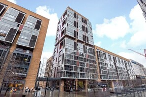 Ein mehrgeschossiges Gebäude mit großen Fenstern und einem modernen architektonischen Design.