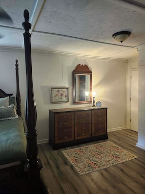WiFi, bed sheets - Peaceful 1-bedroom barn with AC in charming Covington that can sleep 4 to 6. (Covington)