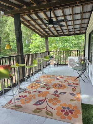 Outdoor dining - Peaceful 1-bedroom barn with AC in charming Covington that can sleep 4 to 6. (Covington)