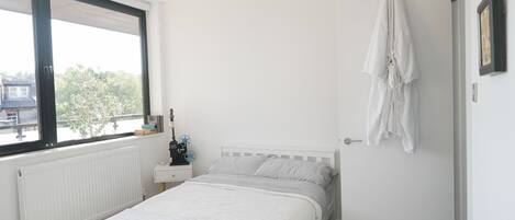 3 bedrooms, desk, iron/ironing board, WiFi