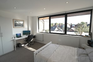 Escritorio, tabla de planchar con plancha, wifi y ropa de cama 