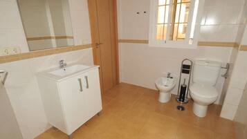 Apartamento, balcón, vistas al mar | Baño
