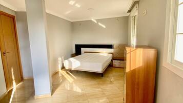 Apartamento, balcón, vistas al mar | Tabla de planchar con plancha y wifi gratis