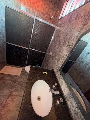 Basic-Doppelzimmer | Badezimmer | Dusche, Handtücher, Seife, Toilettenpapier