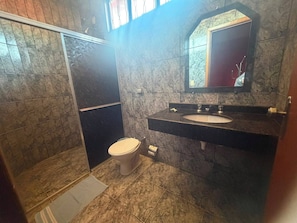 Basic-Doppelzimmer | Badezimmer | Dusche, Handtücher, Seife, Toilettenpapier