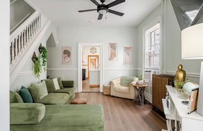 Living area - Spacious Historical Oasis (Allentown)