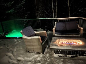 A snow-covered deck with two wicker chairs and a small fire pit. - Mont-Tremblant Escape:Cozy Fireplace & Hot Tub
Entire Home
Sleeps 6
Pet Friendly (Mont-Tremblant)
