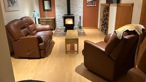 A living room with leather sofas, a fireplace, and a wooden floor. - Mont-Tremblant Escape:Cozy Fireplace & Hot Tub
Entire Home
Sleeps 6
Pet Friendly (Mont-Tremblant)
