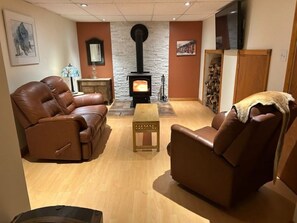 A living room with leather sofas, a fireplace, and a wooden floor. - Mont-Tremblant Escape:Cozy Fireplace & Hot Tub
Entire Home
Sleeps 6
Pet Friendly (Mont-Tremblant)