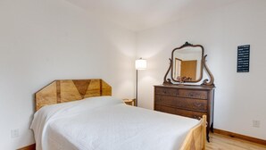 Unclassified image, 3 of 20, button - Mont-Tremblant Escape:Cozy Fireplace & Hot Tub
Entire Home
Sleeps 6
Pet Friendly (Mont-Tremblant)