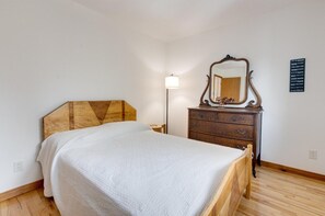 Room - Mont-Tremblant Escape:Cozy Fireplace & Hot Tub
Entire Home
Sleeps 6
Pet Friendly (Mont-Tremblant)