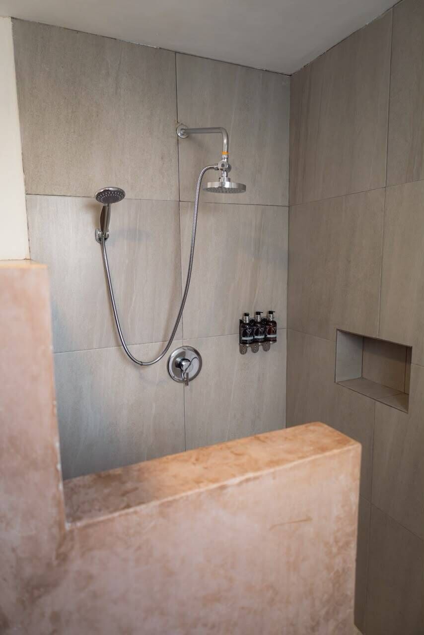 Habitación estándar, patio, vista al patio | Baño | Amenidades de baño gratuitas, toallas, jabón, shampoo 