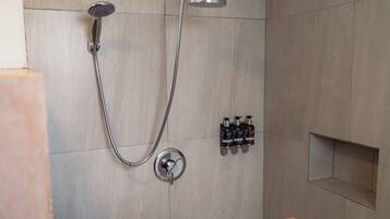 Habitación estándar, patio, vista al patio | Baño | Amenidades de baño gratuitas, toallas, jabón, shampoo