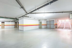 Amplio espacio interior con techo alto, conductos visibles y piso de baldosas.