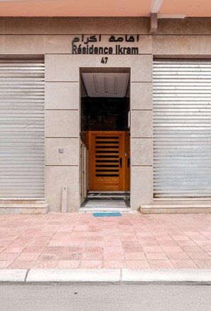 A building entrance with a sign reading 'Résidence Ikram 47'. - Cosy 1BR Apartment in Guéliz, Free Parking, Near Carré Eden Mall (Marrakesh)